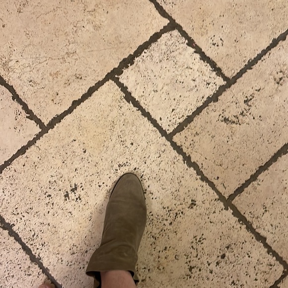 Stuart Weitzman - Picture 7 of 7